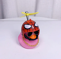 Автомобільна качка на торпеду з шоломом людина-павук в окулярах з ланцюжком. Качка для велосипеда, самокату Рожева