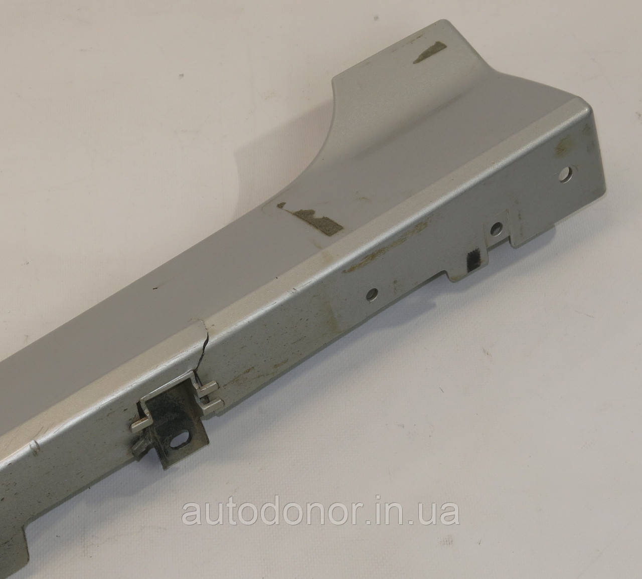 Накладка пластикова порога права Nissan Leaf ZE1 (18-) 76850-5SA0H