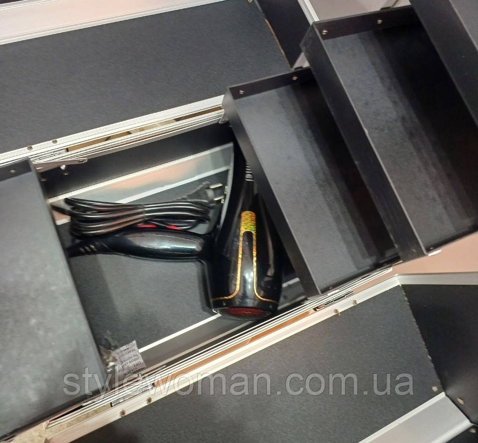 Бьюти кейс алюминиевый чемодан с ключом кроко три выдвижные полки - фото 9 - id-p2123739511