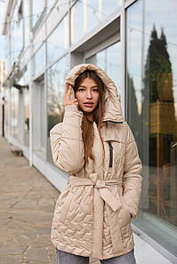 Стьогана куртка демісезон універсальна на поясі середньої довжини з капюшоном великих розмірів світлий беж