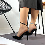 Женские черные туфли атласные на шпильке со стразами, фото 3