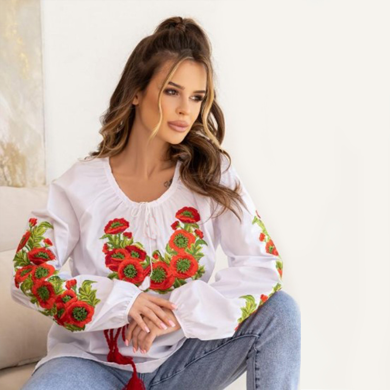 Жіноча біла вишита сорочка, блуза, вишиванка с яскравою вишивкою розміри від 54 до 58