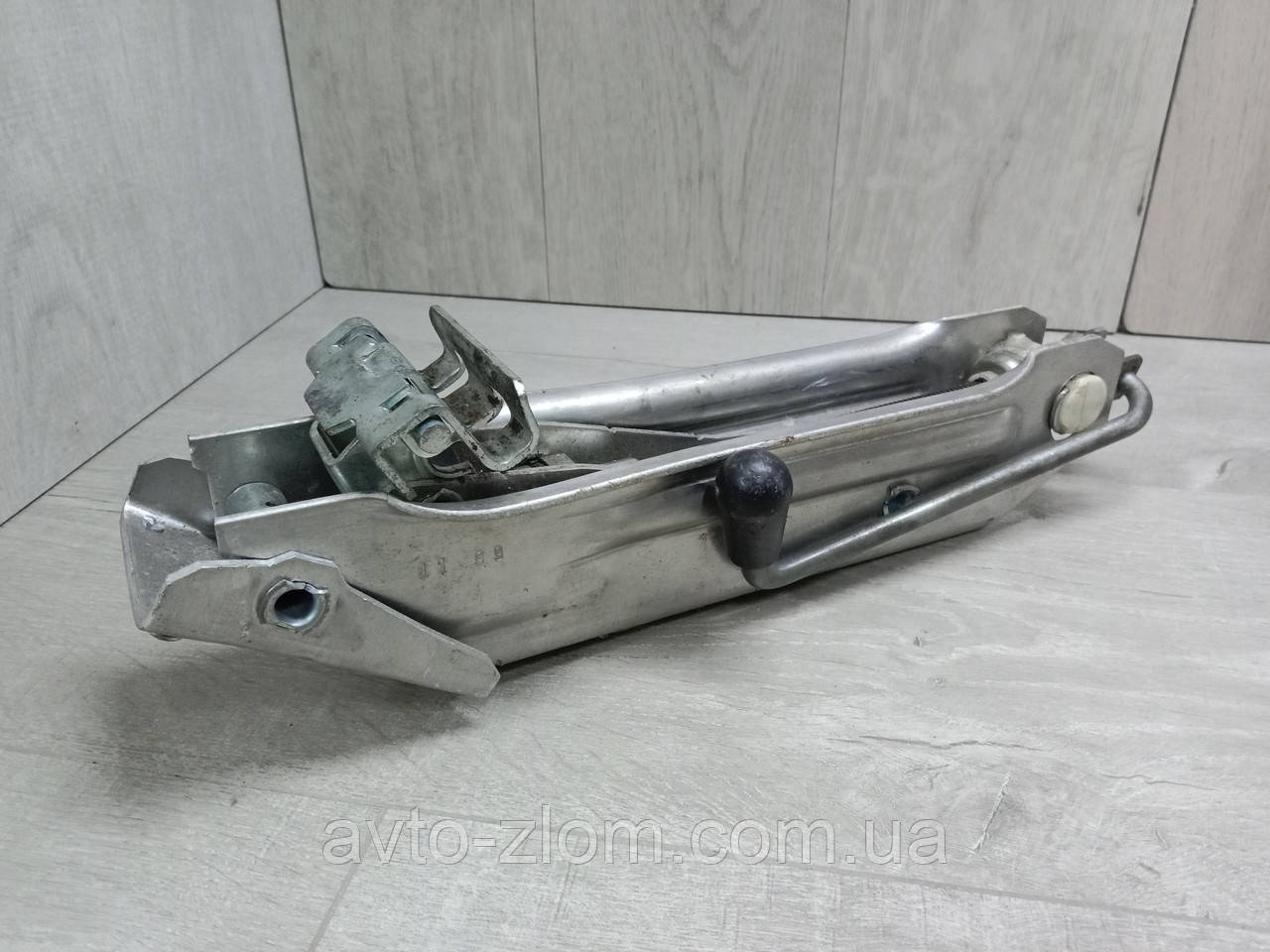 Домкрат Volkswagen Passat B5, Golf 4. Пасат Б5, Гольф 4. 8L0011031A.