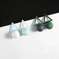 Модные серьги треугольник и шар черно-зеленые и бело-голубые ассиметричные геометрия сережки стильные висячие