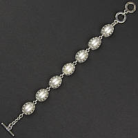 Браслет жіночий сріблястого кольору з білими перлинами та візерунками застібка тогл довжина 22 см ширина 13 мм