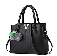 Женская сумка черная классическая с меховым брелком