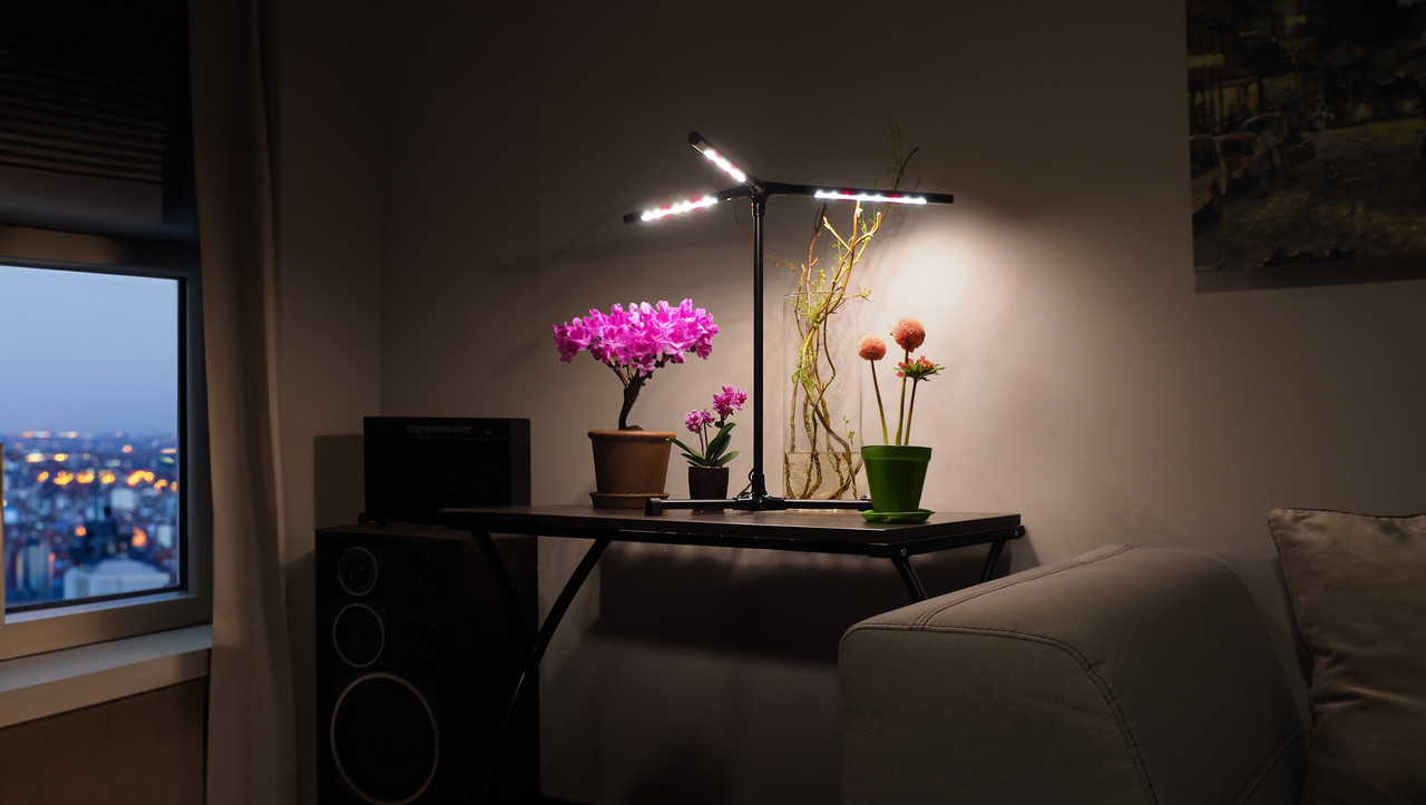 Світлодіодна фітолампа повного спектру "Romario": Ефективний фітосвітильник для підсвічування рослин