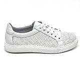 Жіночі шкіряні кеди білого кольору на шнурівці з перфорацією MIDA 230073(34) розмір 36, фото 4