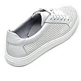 Жіночі шкіряні кеди білого кольору на шнурівці з перфорацією MIDA 230073(34) розмір 36, фото 7