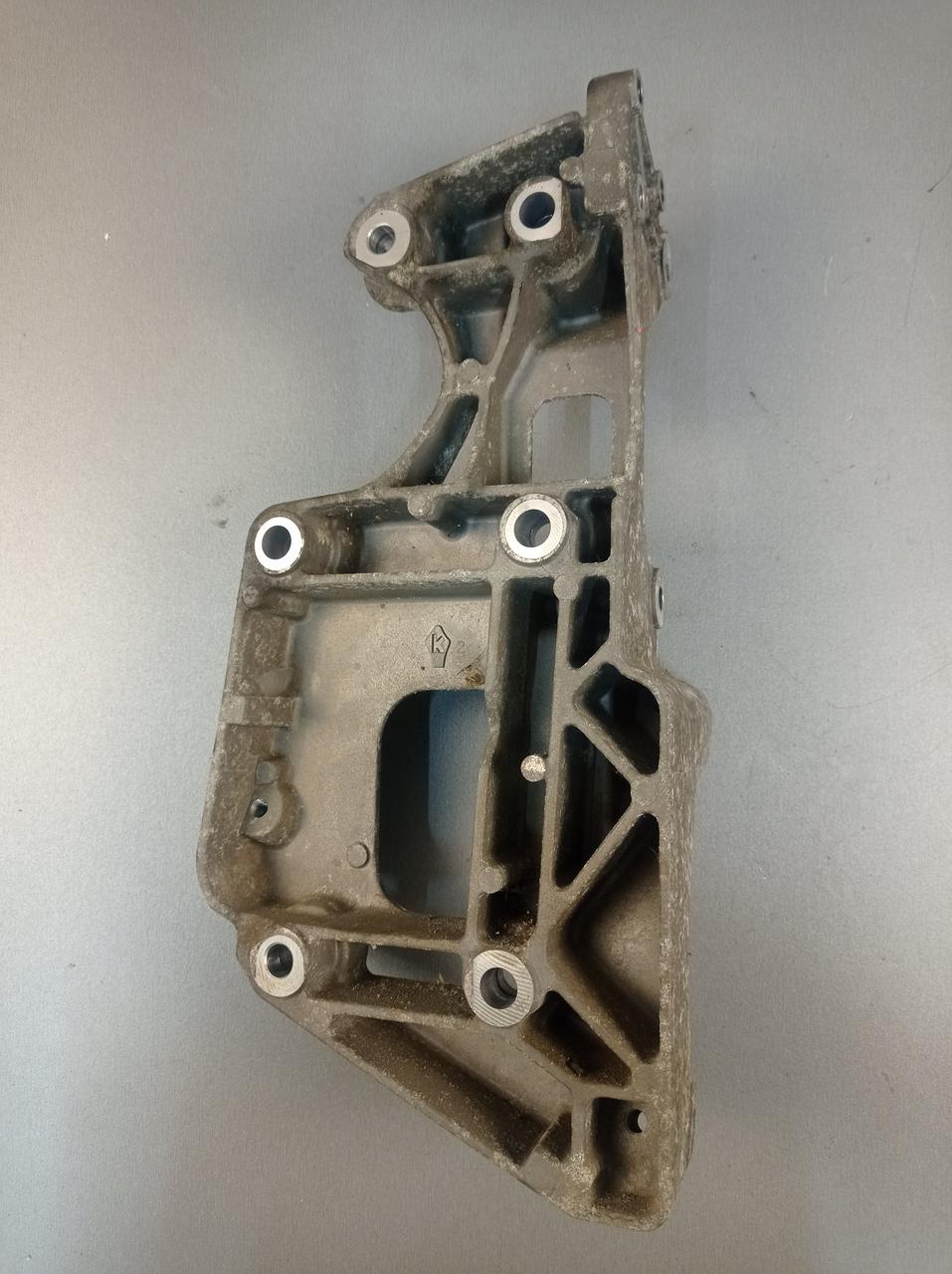 Skoda Octavia A5 Кронштейн генератора та компресора 06F903143F