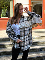 Женская кашемировая рубашка с баской и кружевом.