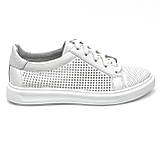 Жіночі шкіряні кеди білого кольору на шнурівці з перфорацією MIDA 230510(34) розмір 36, фото 4