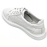 Жіночі шкіряні кеди білого кольору на шнурівці з перфорацією MIDA 230510(34) розмір 36, фото 5