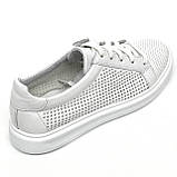 Жіночі шкіряні кеди білого кольору на шнурівці з перфорацією MIDA 230510(34) розмір 36, фото 7