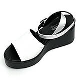 Жіночі шкіряні босоножки чорно-білого кольору на плоскій підошві MIDA 230448(34) розмір 36, фото 8