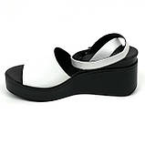 Жіночі шкіряні босоножки чорно-білого кольору на плоскій підошві MIDA 230448(34) розмір 36, фото 2