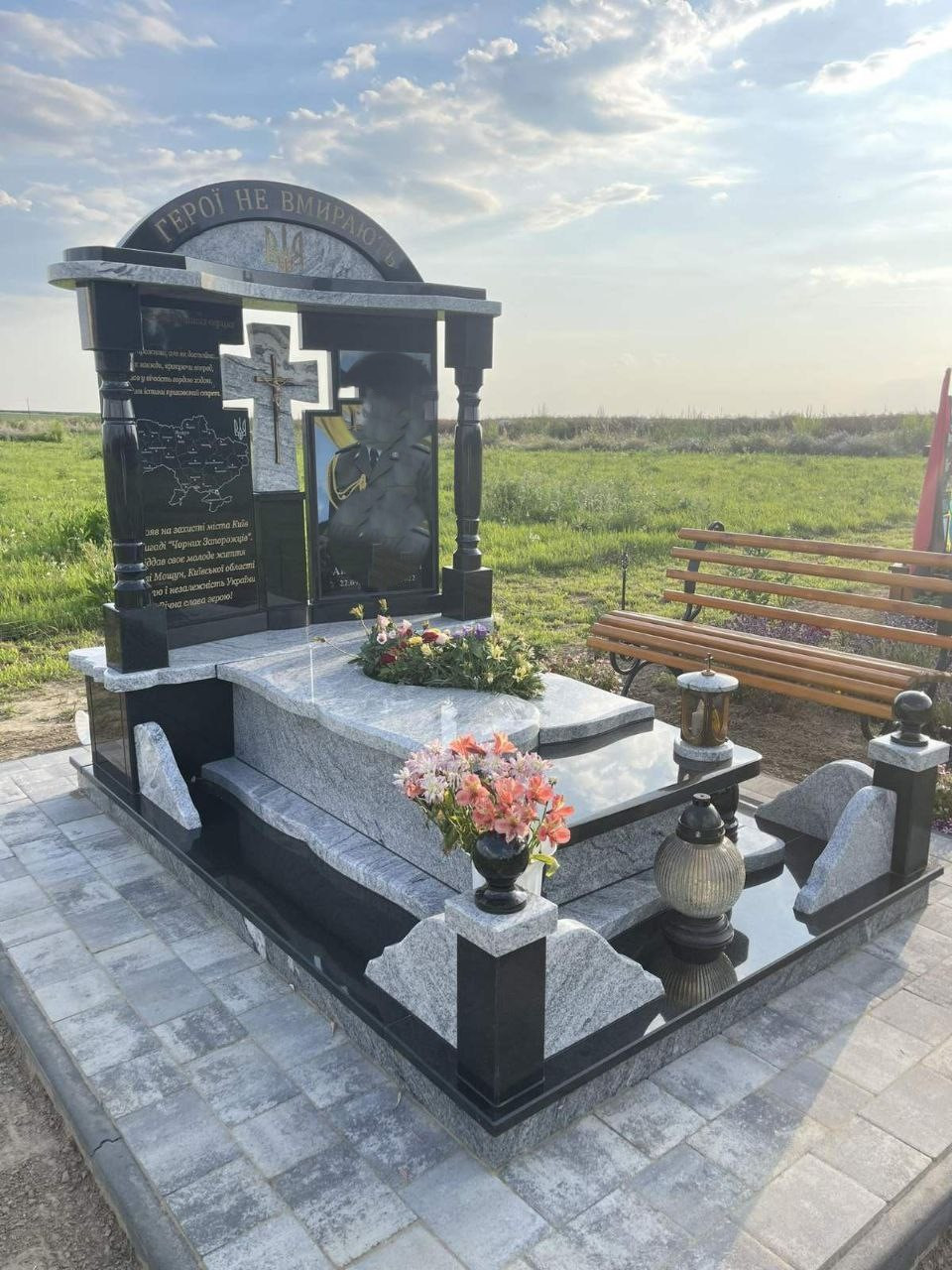 Пам'ятник Герою України з італійського граніту 1500*2500
