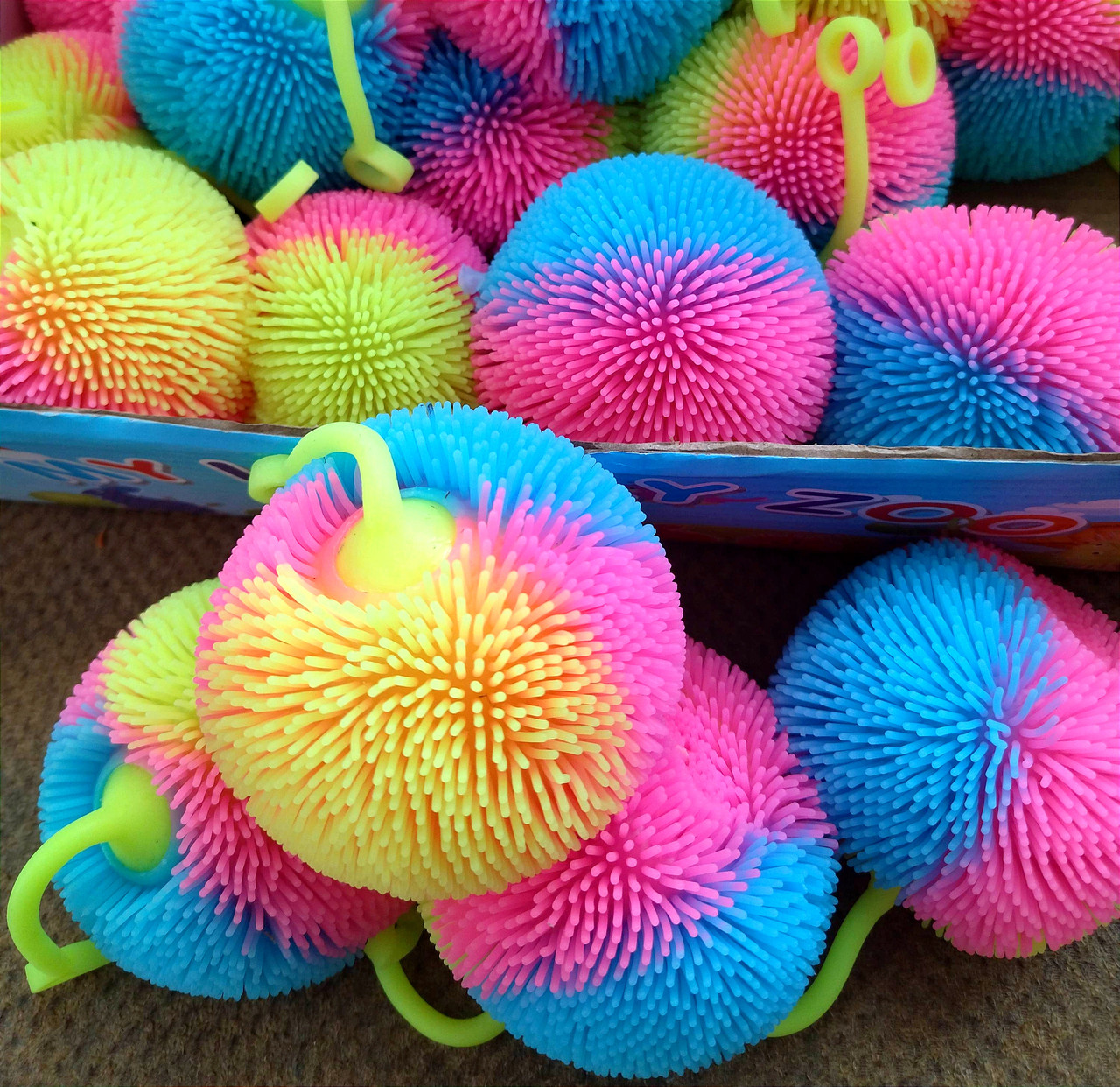 М'ячик їжачок, що світиться, на резинці, фото 1