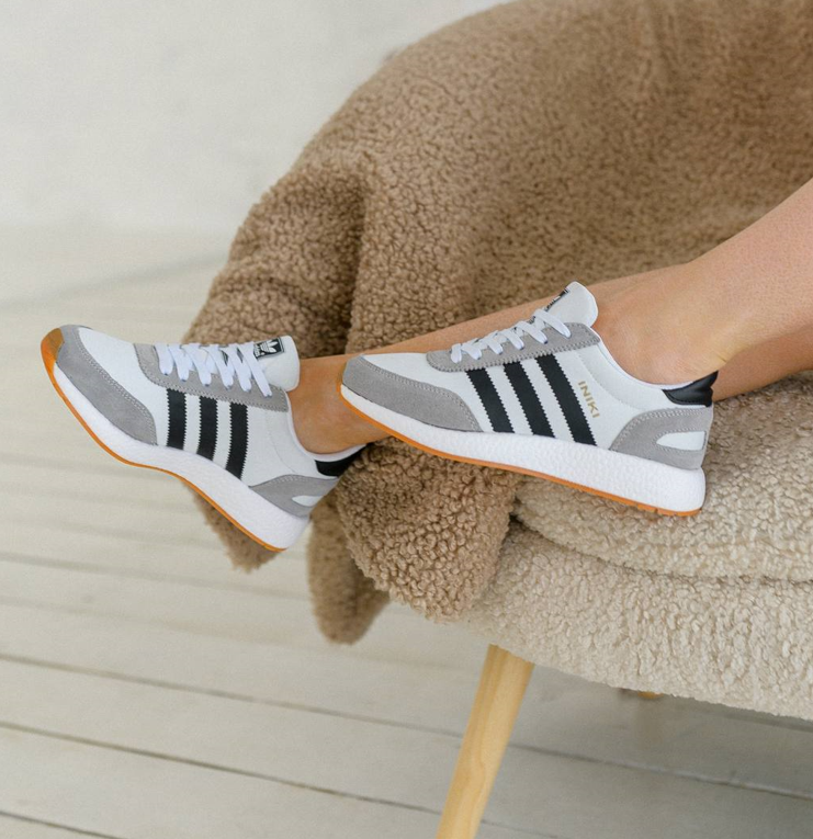 Жіночі кросівки Adidas Iniki Runner Gray White Black Взуття Адідас Ініки білі з сірим замшеві весняні
