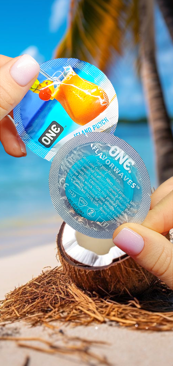 Ароматизовані презервативи з унікальним ароматом і смаком тропічного коктейлю ONE Island Punch 1 шт