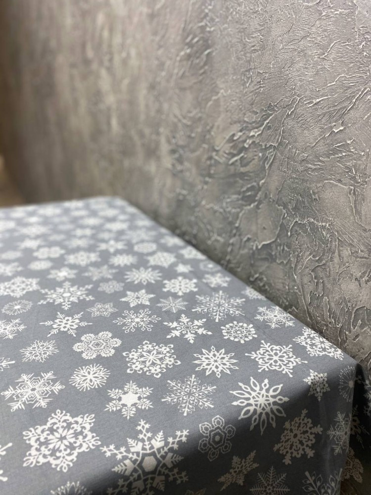 Скатертина тифлонова водовідштовхувальна новорічна сірі сніжинки 120 х 175 FDS - фото 2 - id-p2136739013