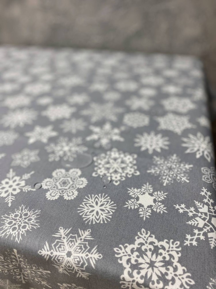 Скатертина тифлонова водовідштовхувальна новорічна сірі сніжинки 120 х 175 FDS - фото 3 - id-p2136739013