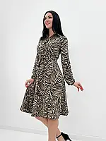 Демісезонне жіноче плаття з поясом і принтом у смужку у великих розмірах