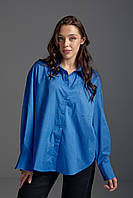 Женская свободная удлиненная коттоновая однотонная рубашка со скругленным низом василькового (синего) цвета