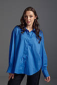 Жіноча вільна подовжена коттонова однотонна сорочка з округленим низом волошкового (синього) кольору