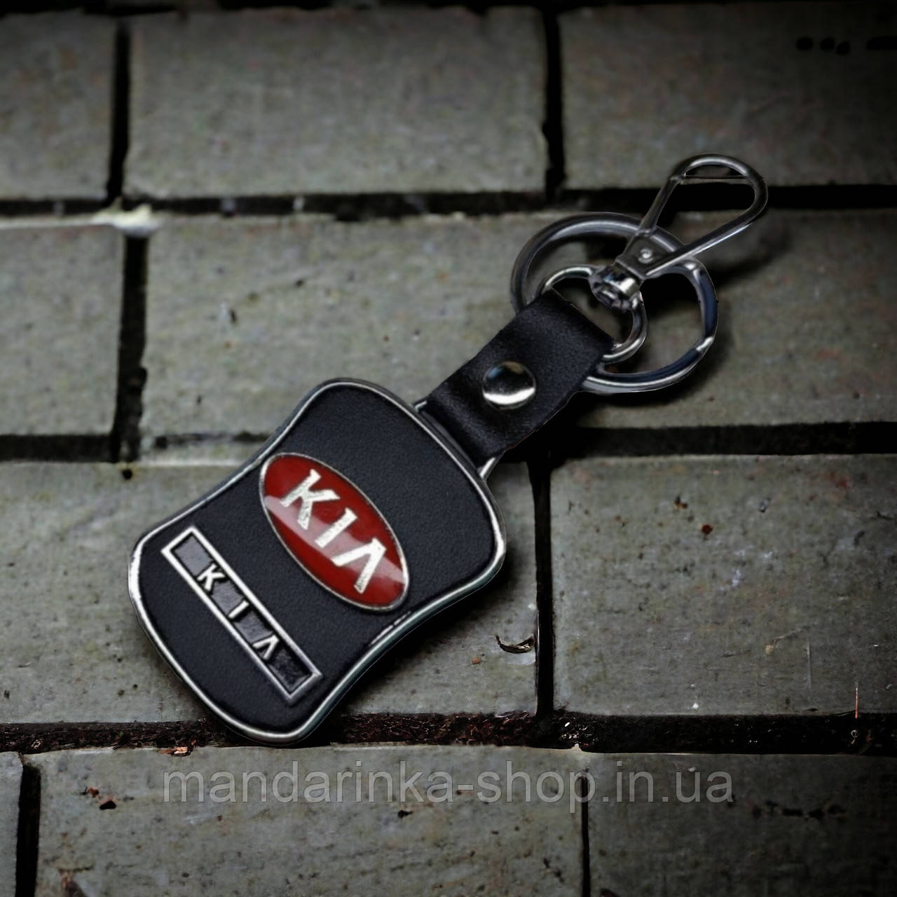 Брелок з логотипом авто KIA, карабін та кільце, металевий зі вставками натуральної шкіри.