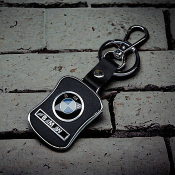 Брелок з логотипом авто BMW, карабін та кільце, металевий зі вставками натуральної шкіри.
