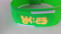Наручний годинник зелений з електронним циферблатом