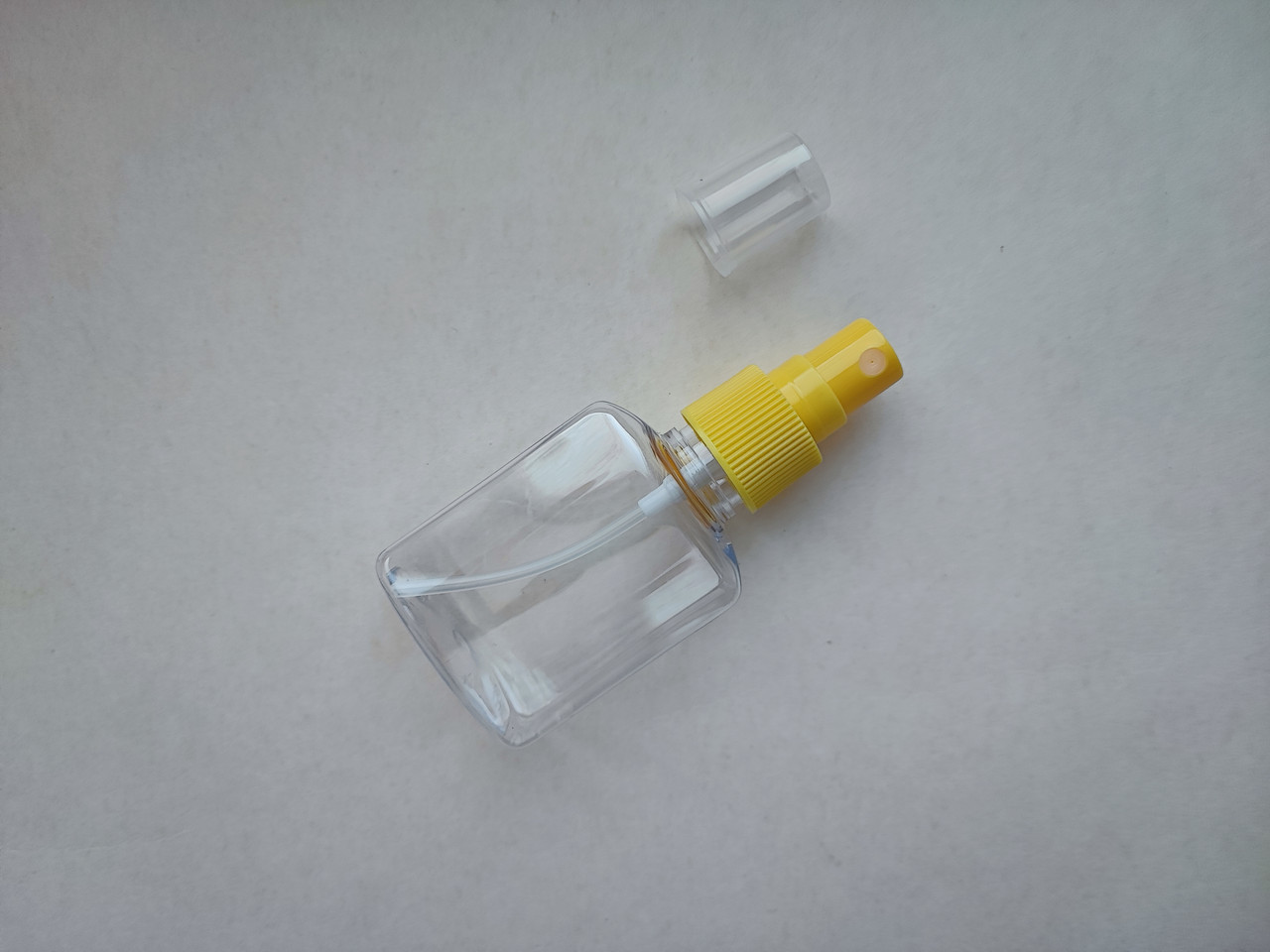 50 - 55 мл флакон Квадрат ПЕТ прозорий з жовтим розпилювачем, спреєм 20/410 пляшка тара спрейчик, атомайзер