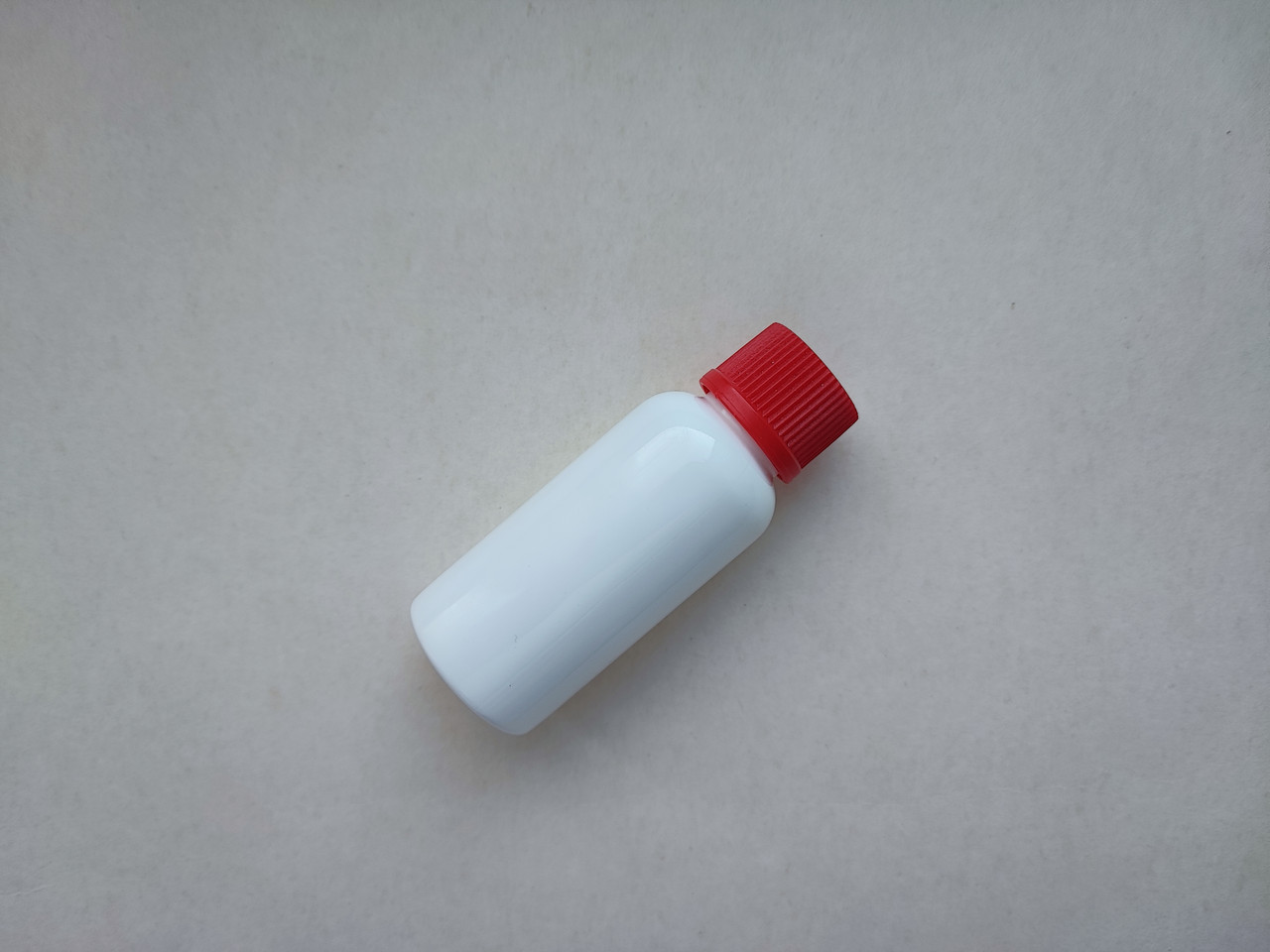 30 мл Круглий ПП поліпропілен флакон білий з червоною кришкою гвинтовою ребристою, пляшка з закруткою, ковпачком, пробкою