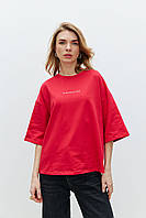 Женская базовая футболка с вышитой надписью красная Modna KAZKA MKRM4180-3