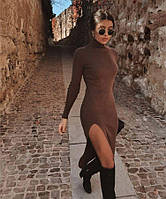 Базовое, идеальное женское черное платье с разрезом на ноге, длина миди, с горлом