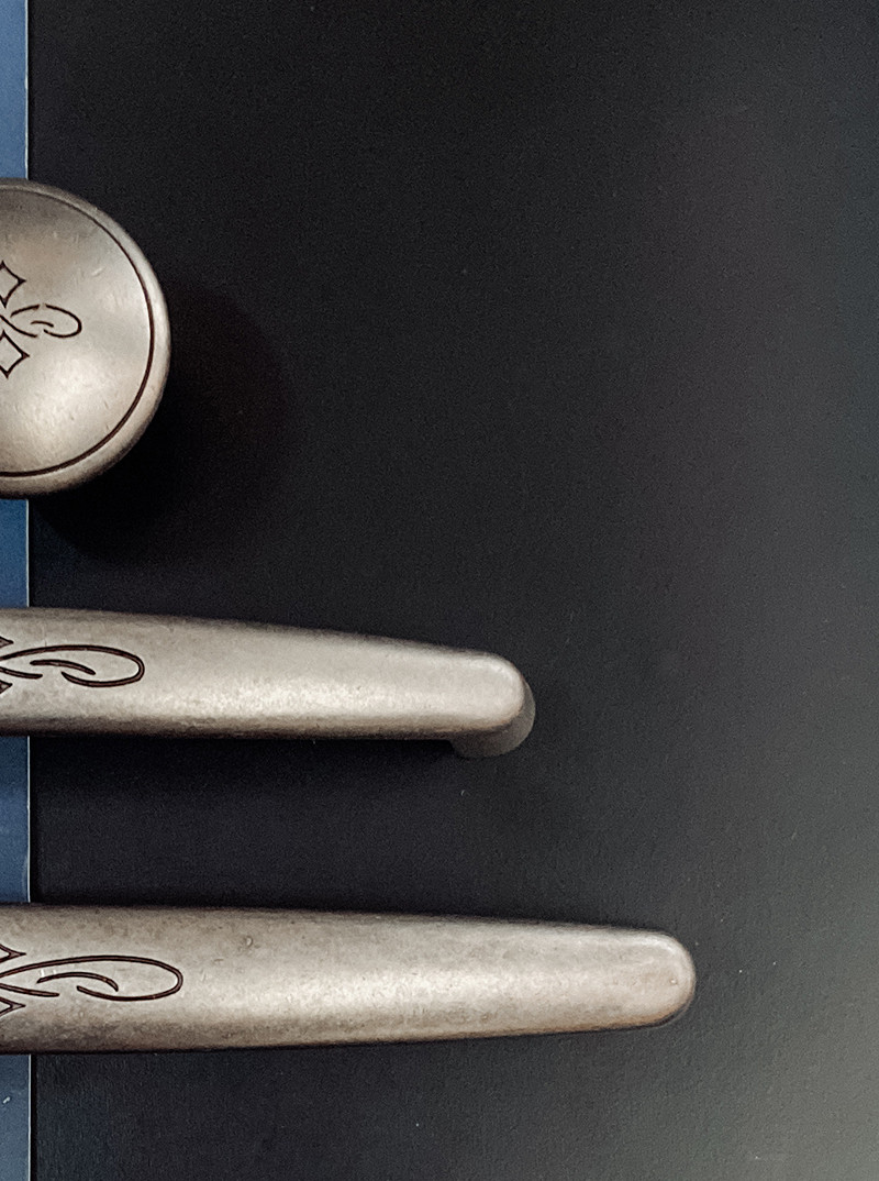 Меблеві ручки серії “Florio” в античному сріблі