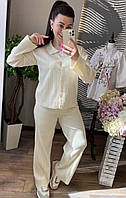 Модный актуальный в этом сезоне костюм со свободными брюками палаццо и рубашкой прямого кроя
