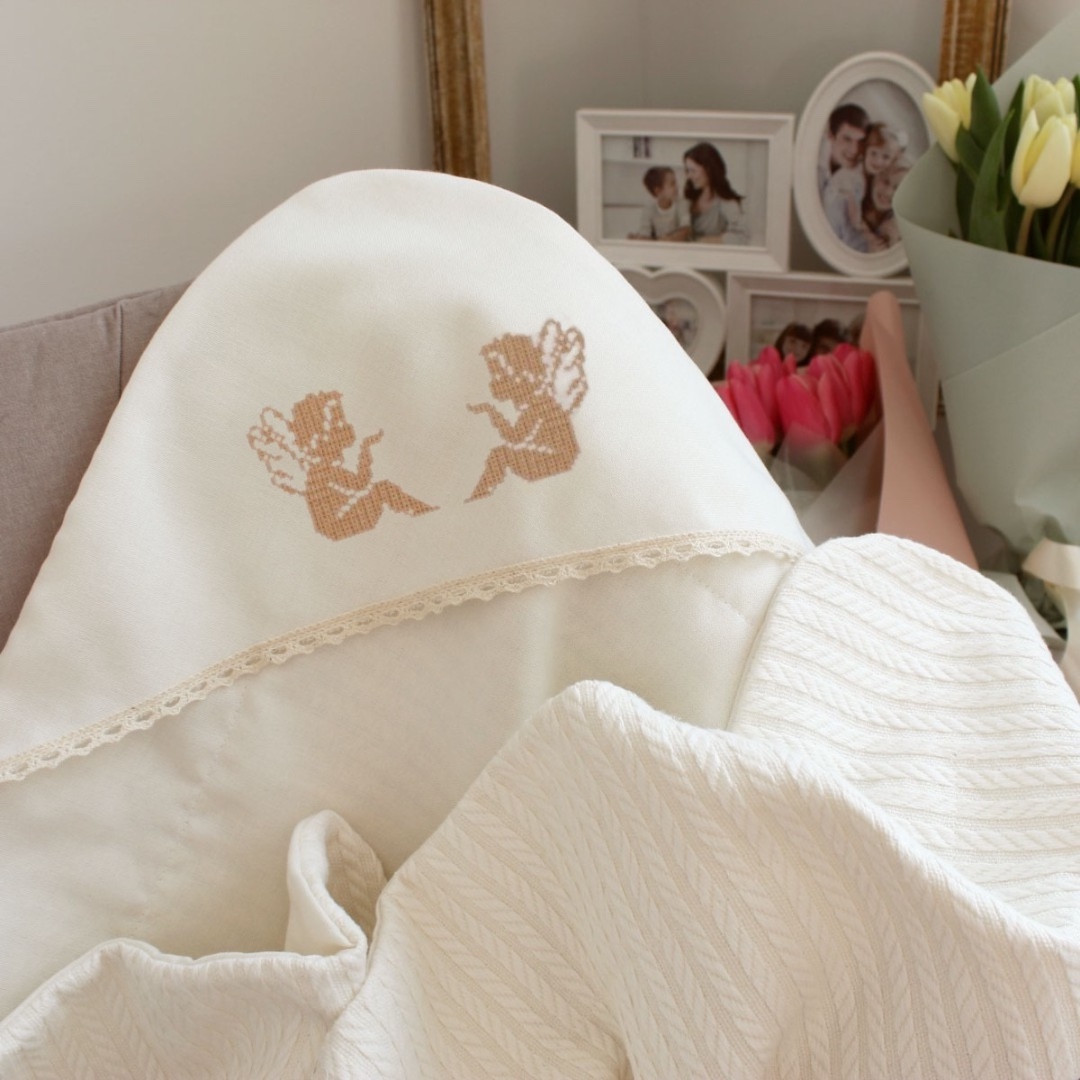 Крижмо Ladan з ангелами на кутику з піке косичка 90х70 см Молочний (KR12-angelskosy-mol), фото 1