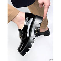 Женские демисезонные лаковые закрытые туфли лоферы черного цвета