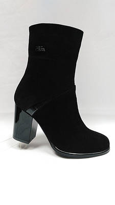 Чорні черевики на товстій підошві. Ботильйони. Маленькі розміри. Украина. Розміри — 33, 35.