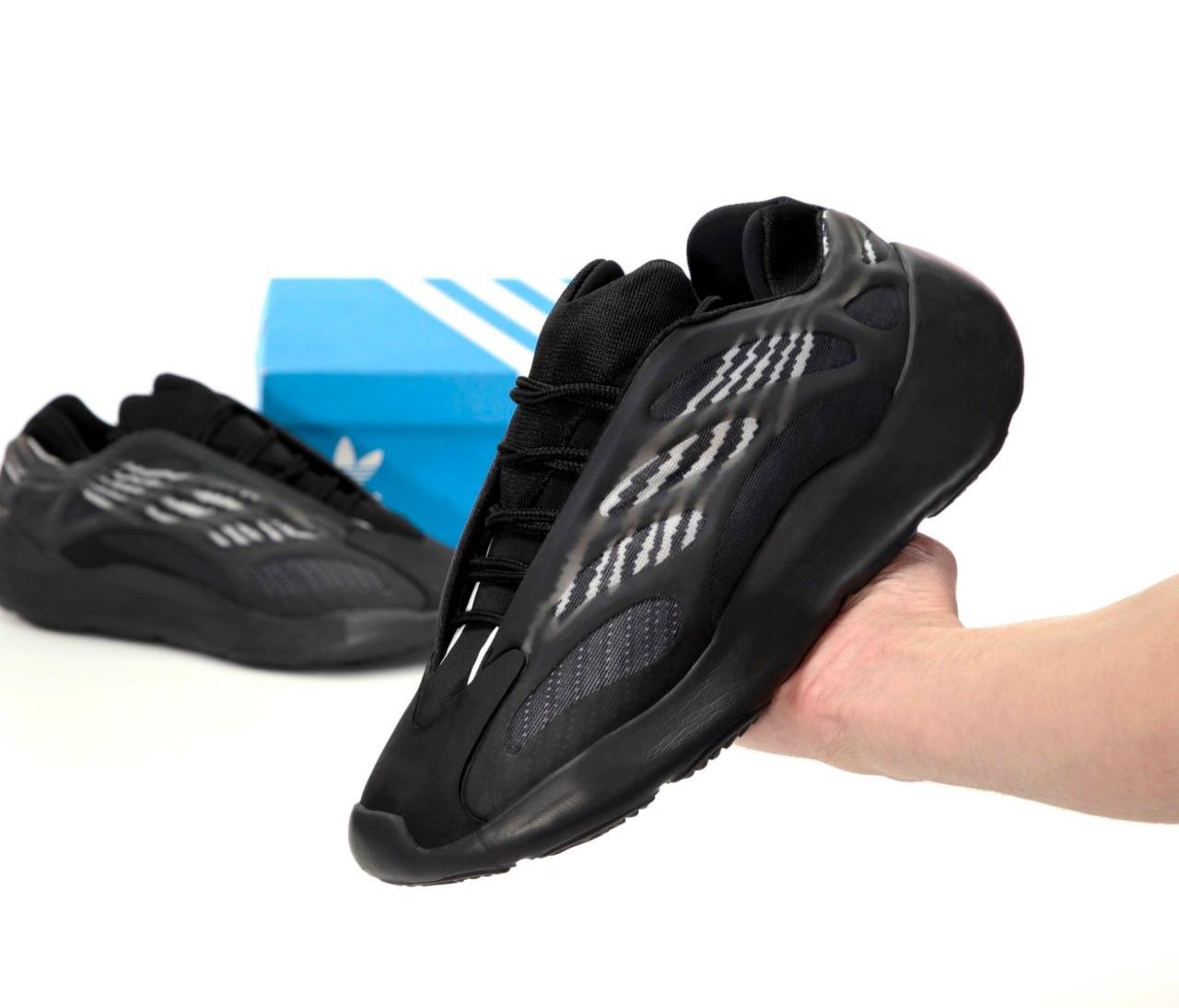 Кросівки Adidas Yeezy Boost 700 v3 Black / Адідас Ізі Буст 700 в3