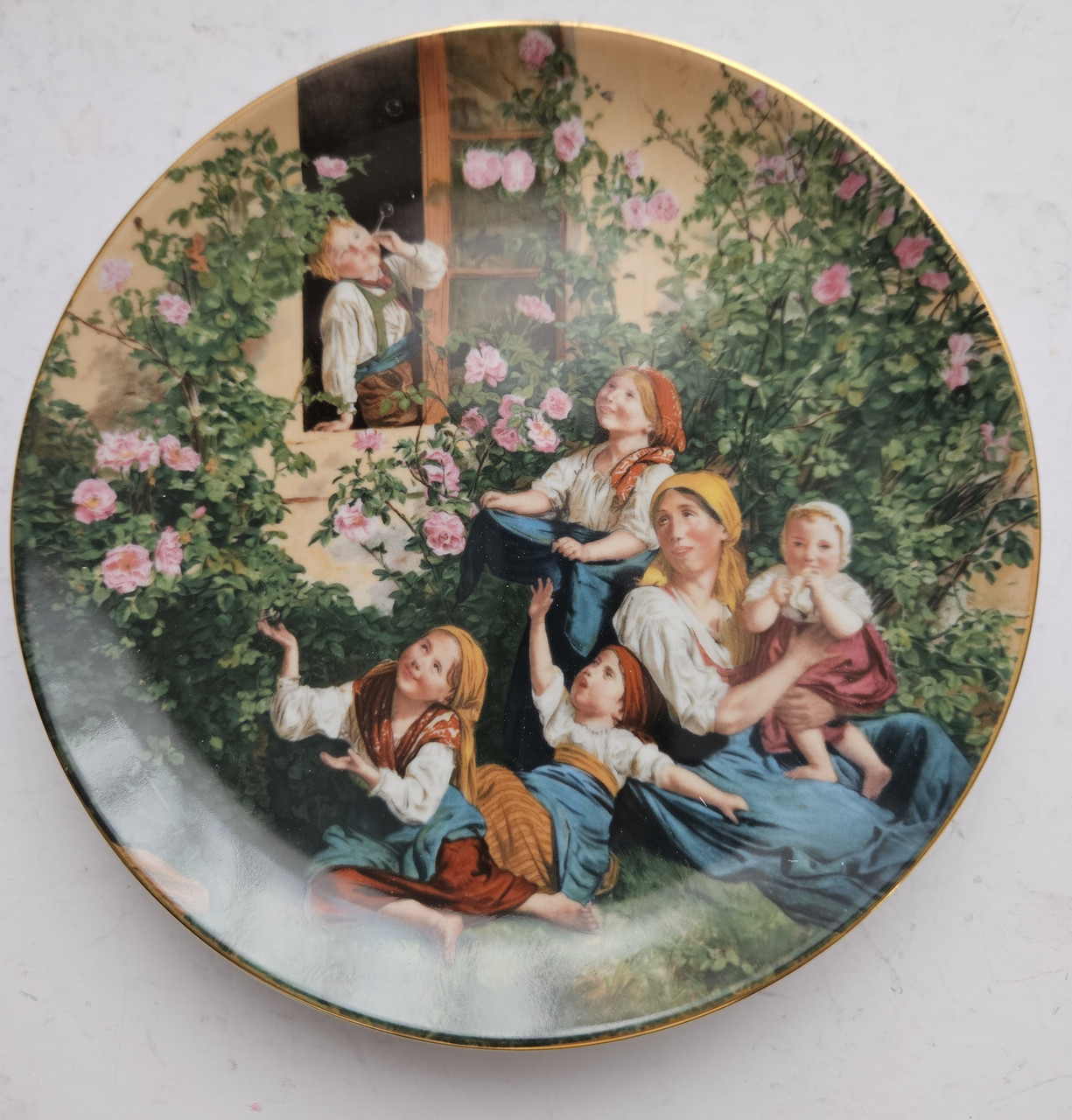 Колекційна, Порфорова тарілка Діти, що грають мильними бульбашками, фото 1