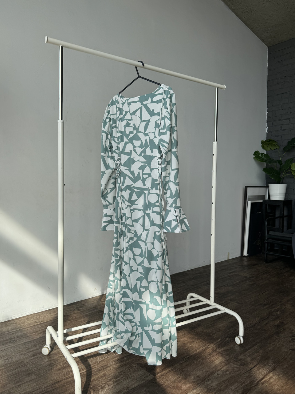 Женское весеннее красивое платье с геометрическим принтом, ткань софт - фото 3 - id-p2139247888