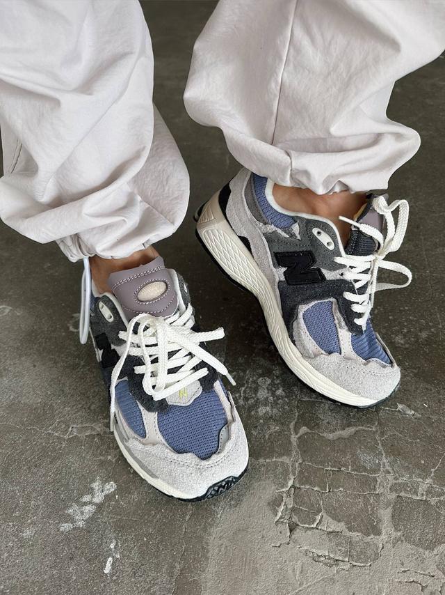 Женские кроссовки New Balance 2002R 