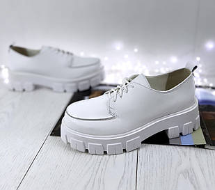 Білі шкіряні жіночі туфлі на платформі на шнурках