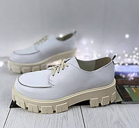 Белые женские туфли оксфорд на шнурках на платформе классика