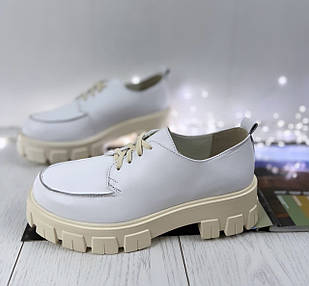 Білі жіночі туфлі оксфорд на шнурках на платформі класика