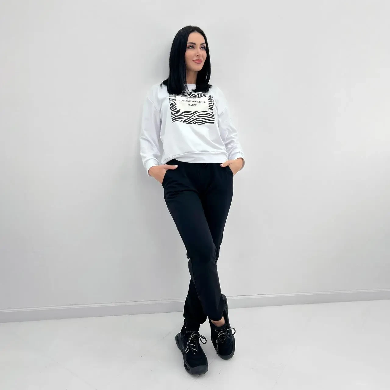 Весняний спортивний костюм білий світшот і чорні штани з кишеням, фото 1