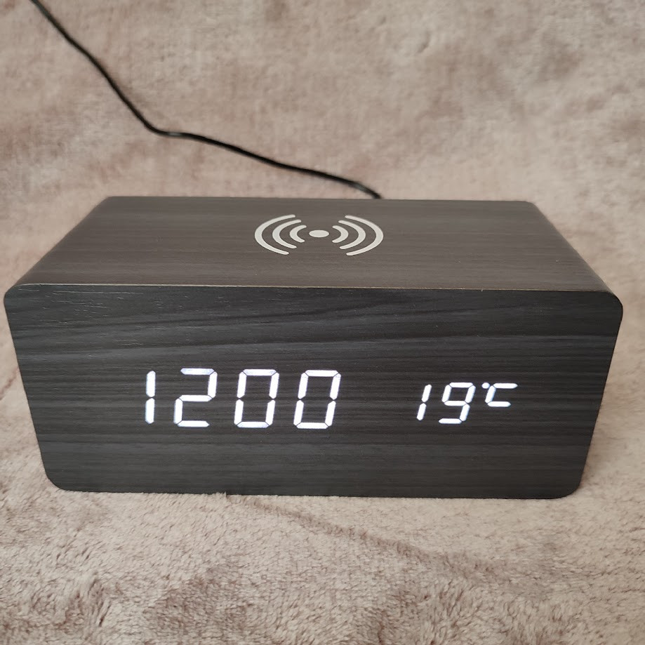 Електронний годинник VST-889-6 з бездротовою зарядкою для телефону будильник Чорний з білим підсвічуванням
